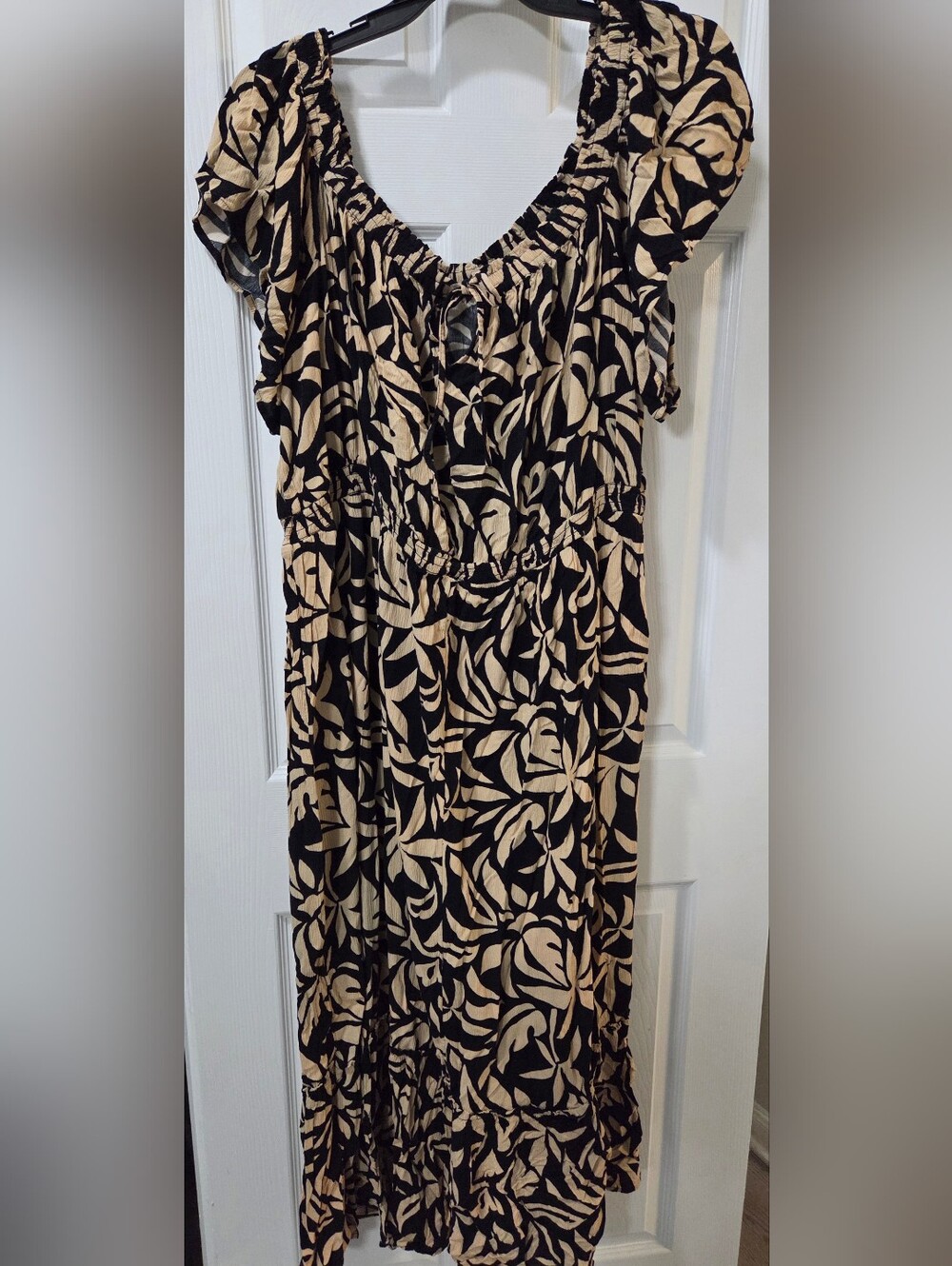 Terra & Sky Black and Cream Leaf-Print Maxi Dress with Puff Sleeves